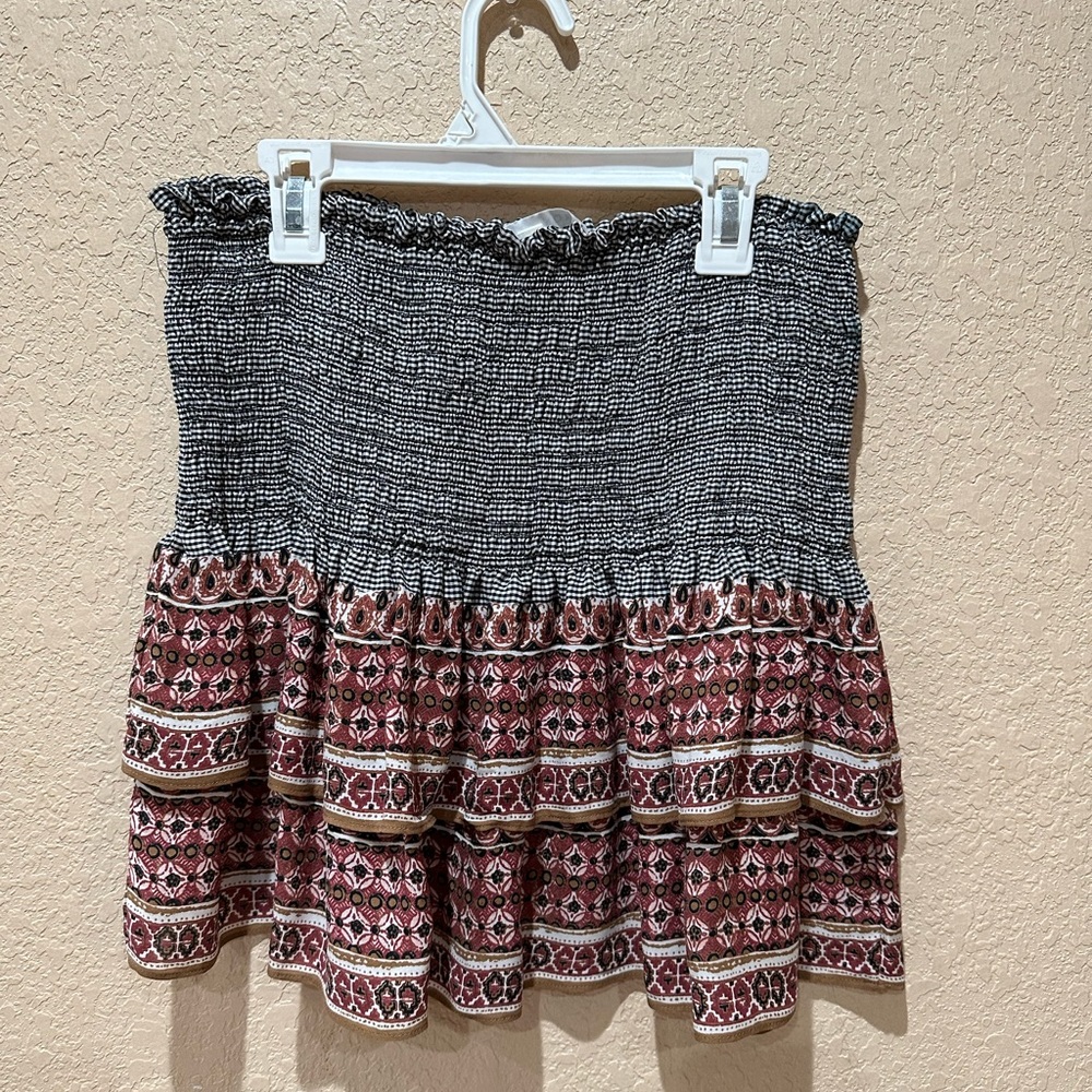 I am selling a Veronica beard skirt , it's size is a 2. Colors black white brown